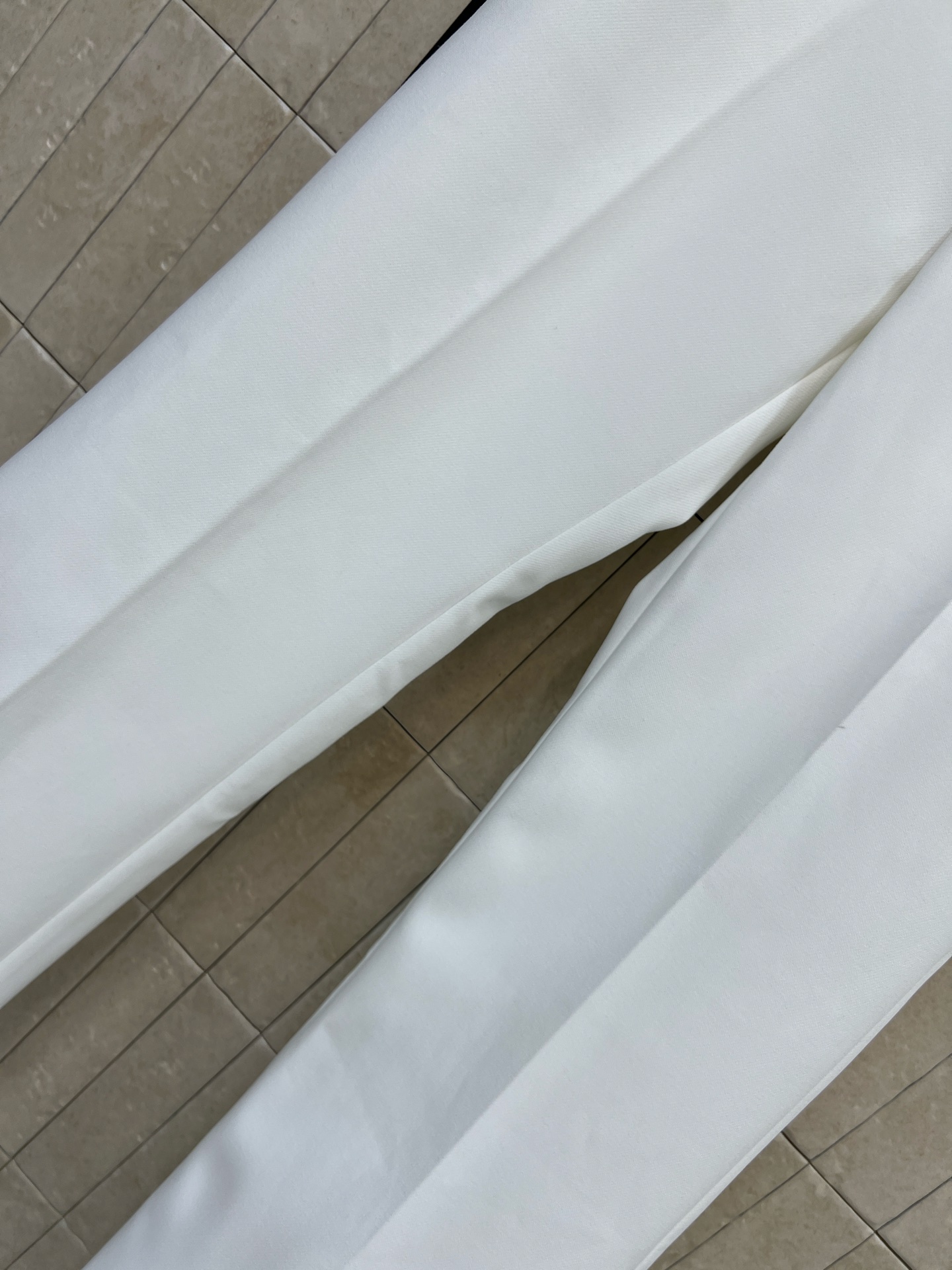 G家 26早秋新款 高腰直筒长裤面料上身舒适透气含羊毛 垂感在线高腰设计拉高腰线 精致GG金属扣点缀裤腰 简约大气 裤身