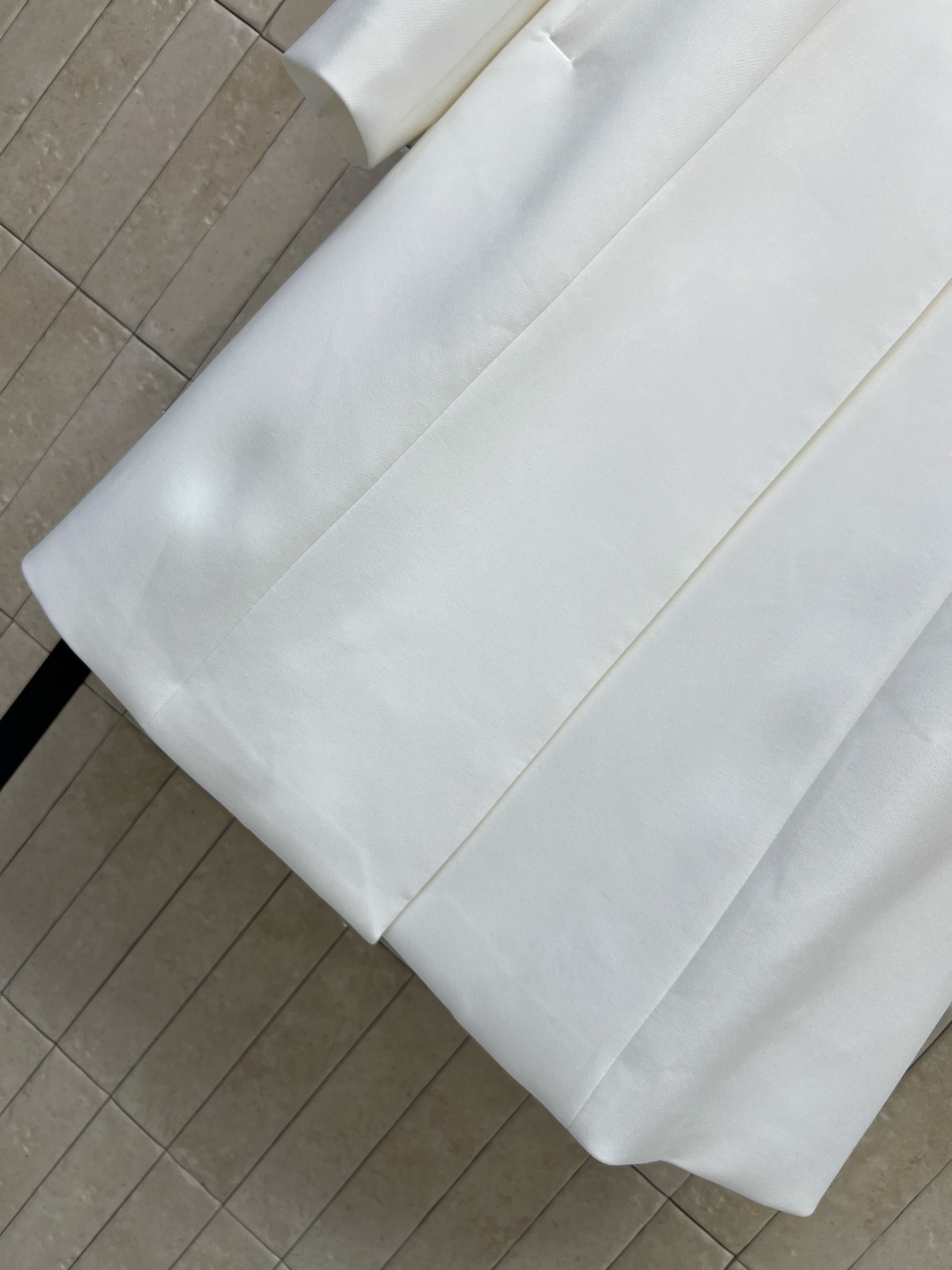 G家 26早秋新款 翻领中长款大衣 垂感挺括面料含羊毛 经典翻领设计 搭配精致GG金属扣 直筒中长款版型 修饰身形 精致