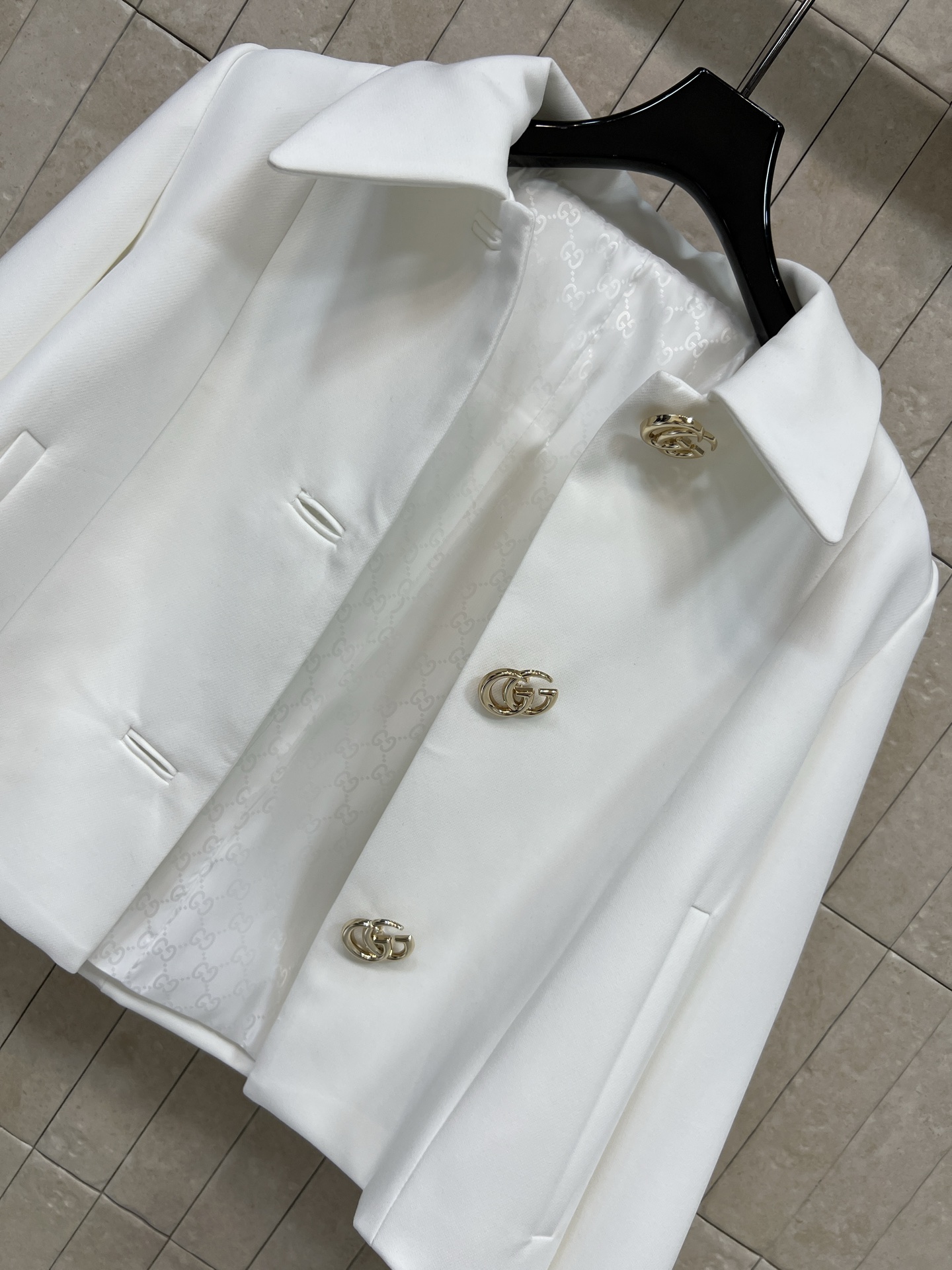 G家 26早秋新款 翻领短款外套面料衣身挺括有型含羊毛 经典翻领 GG金属纽扣轻奢亮眼 提升整体精致度 利落短款版型 轻