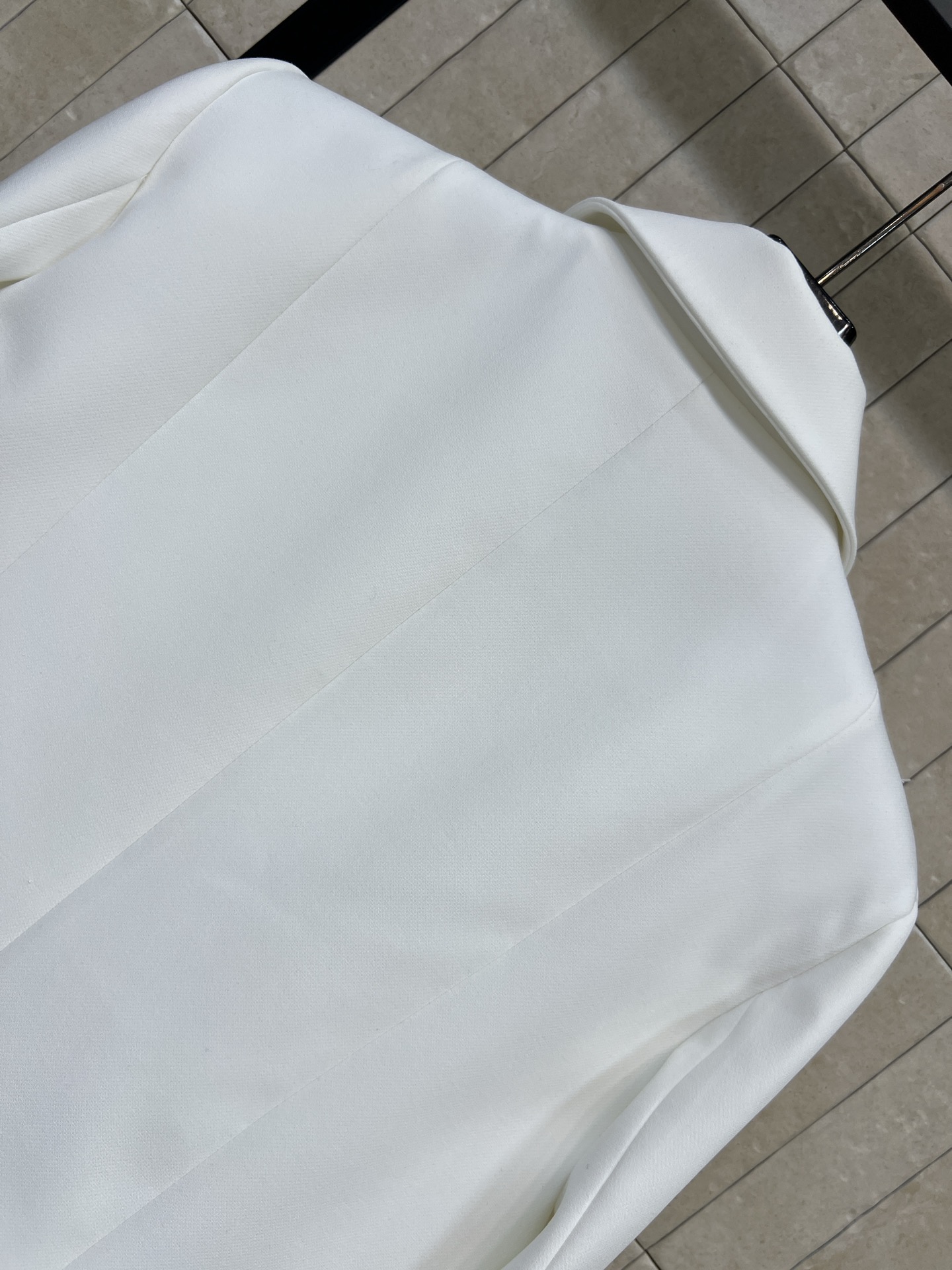 G家 26早秋新款 翻领短款外套面料衣身挺括有型含羊毛 经典翻领 GG金属纽扣轻奢亮眼 提升整体精致度 利落短款版型 轻
