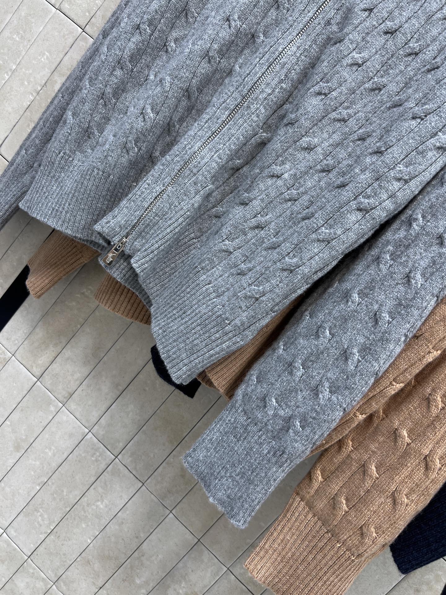 pol家 26早秋新款 绞花V领针织开衫 羊毛针织面料 立体麻花编织纹理 复古质感满满 V领搭配拉链开合 穿脱灵活方便 