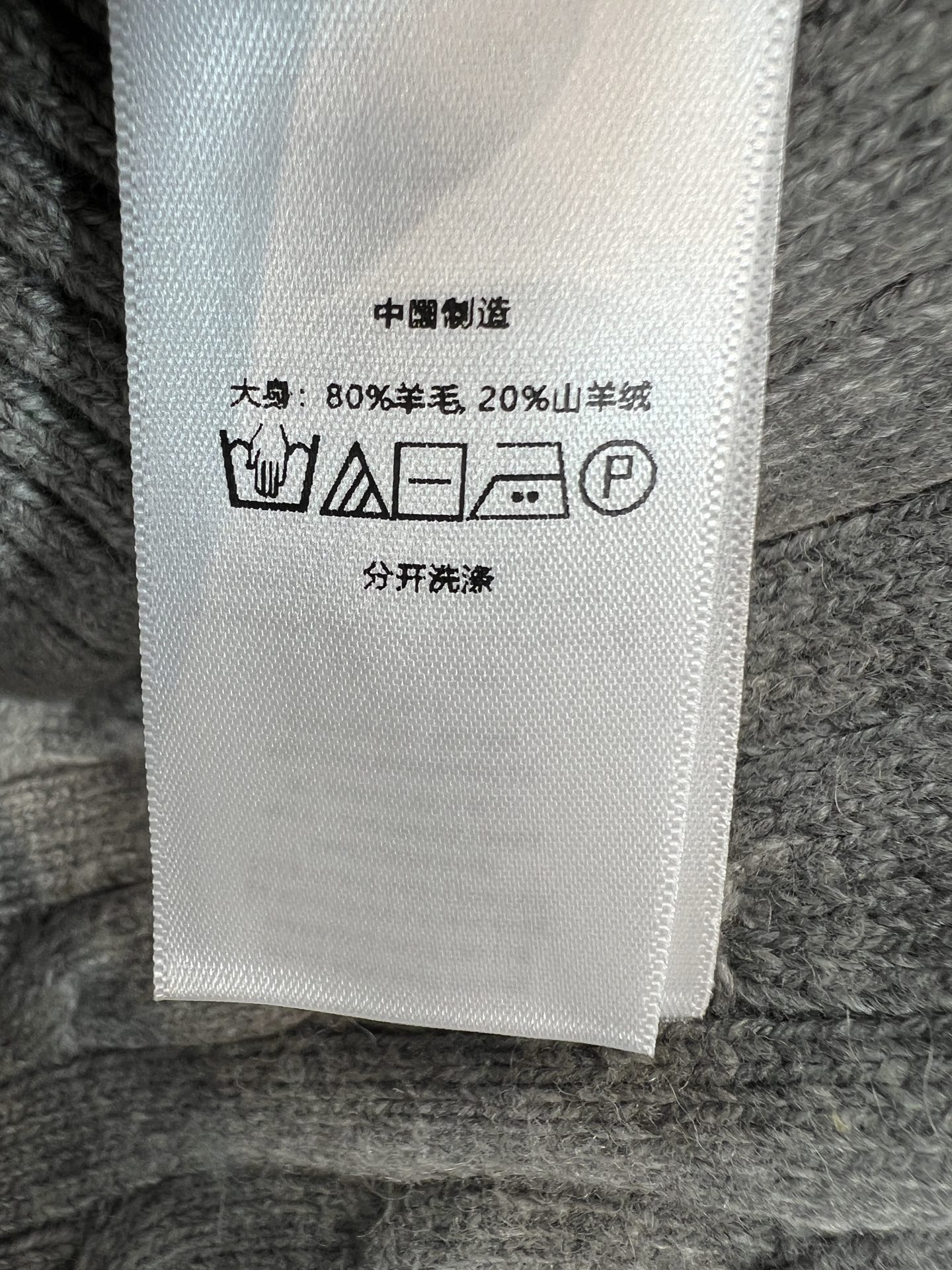 pol家 26早秋新款 绞花V领针织开衫 羊毛针织面料 立体麻花编织纹理 复古质感满满 V领搭配拉链开合 穿脱灵活方便 