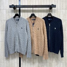 pol家 26早秋新款 绞花V领针织开衫 羊毛针织面料 立体麻花编织纹理 复古质感满满 V领搭配拉链开合 穿脱灵活方便 pol家 26早秋新款 绞花V领针织开衫 羊毛针织面料 立体麻花编织纹理 复古质感满满 V领搭配拉链开合 穿脱灵活方便