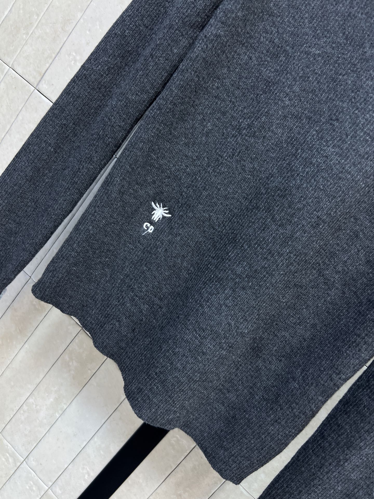 D家 26早秋新款 撞色翻领针织上衣 羊毛针织面料上身舒适柔软 拼接撞色领与袖口 层次设计感十足 竖坑条修身版型 贴合身