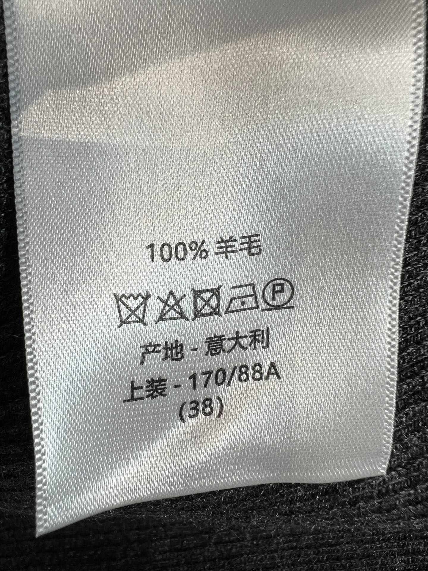 D家 26早秋新款 撞色翻领针织上衣 羊毛针织面料上身舒适柔软 拼接撞色领与袖口 层次设计感十足 竖坑条修身版型 贴合身