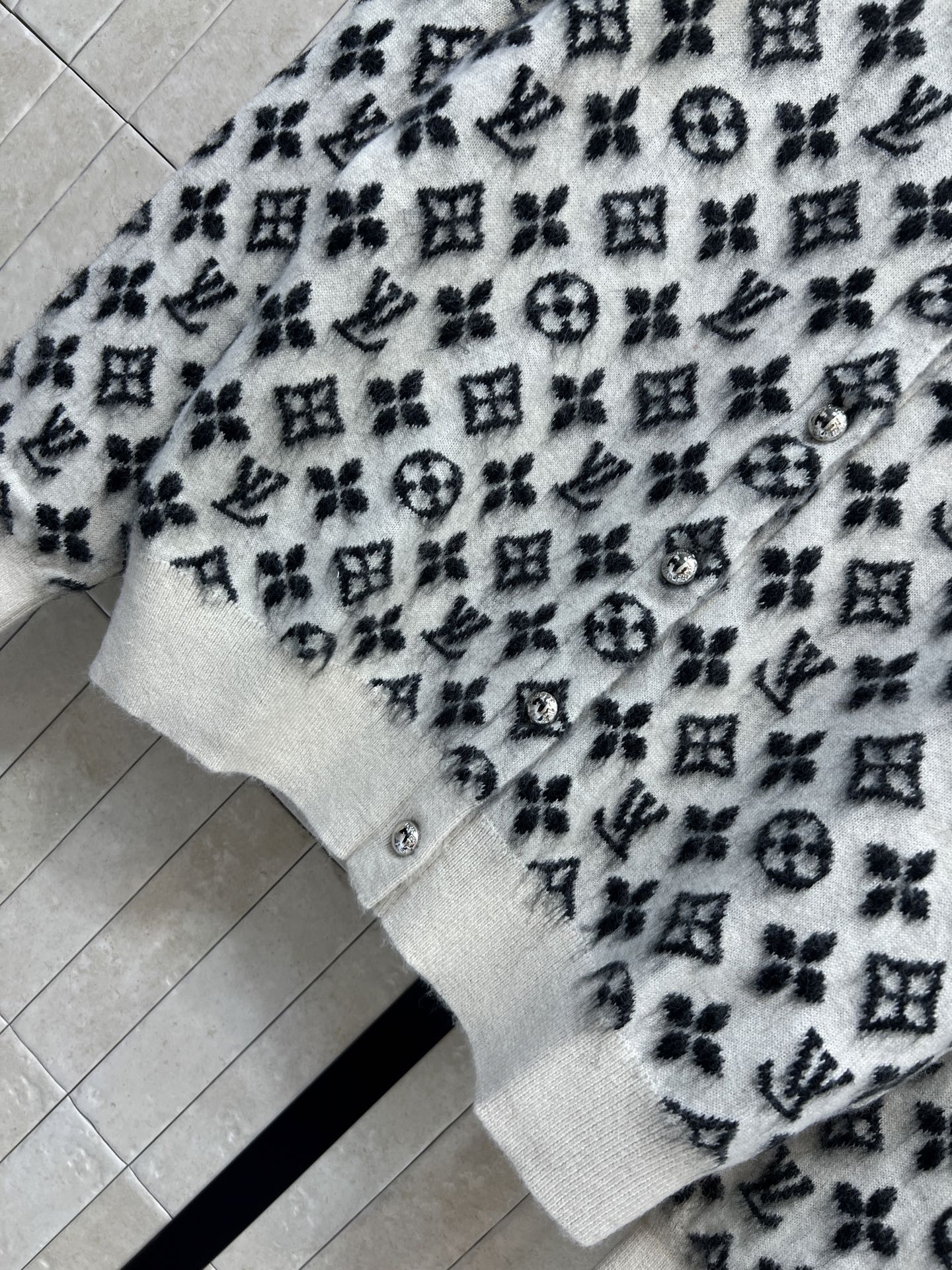 L家 26早秋新款 老花圆领针织开衫 羊毛混纺面料含16羊驼毛 软糯舒适 满幅经典提花图案 辨识度拉满 圆领搭配精致金属
