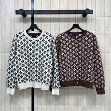 L家 26早秋新款 老花圆领针织开衫 羊毛混纺面料含16羊驼毛 软糯舒适 满幅经典提花图案 辨识度拉满 圆领搭配精致金属 L家 26早秋新款 老花圆领针织开衫 羊毛混纺面料含16羊驼毛 软糯舒适 满幅经典提花图案 辨识度拉满 圆领搭配精致金属