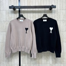 26早秋新款 圆领针织毛衣 绵羊毛混纺面料 含15羊驼毛 柔软亲肤 胸前爱心字母提花简约吸睛 经典圆领+罗纹收口 贴合颈 26早秋新款 圆领针织毛衣 绵羊毛混纺面料 含15羊驼毛 柔软亲肤 胸前爱心字母提花简约吸睛 经典圆领+罗纹收口 贴合颈