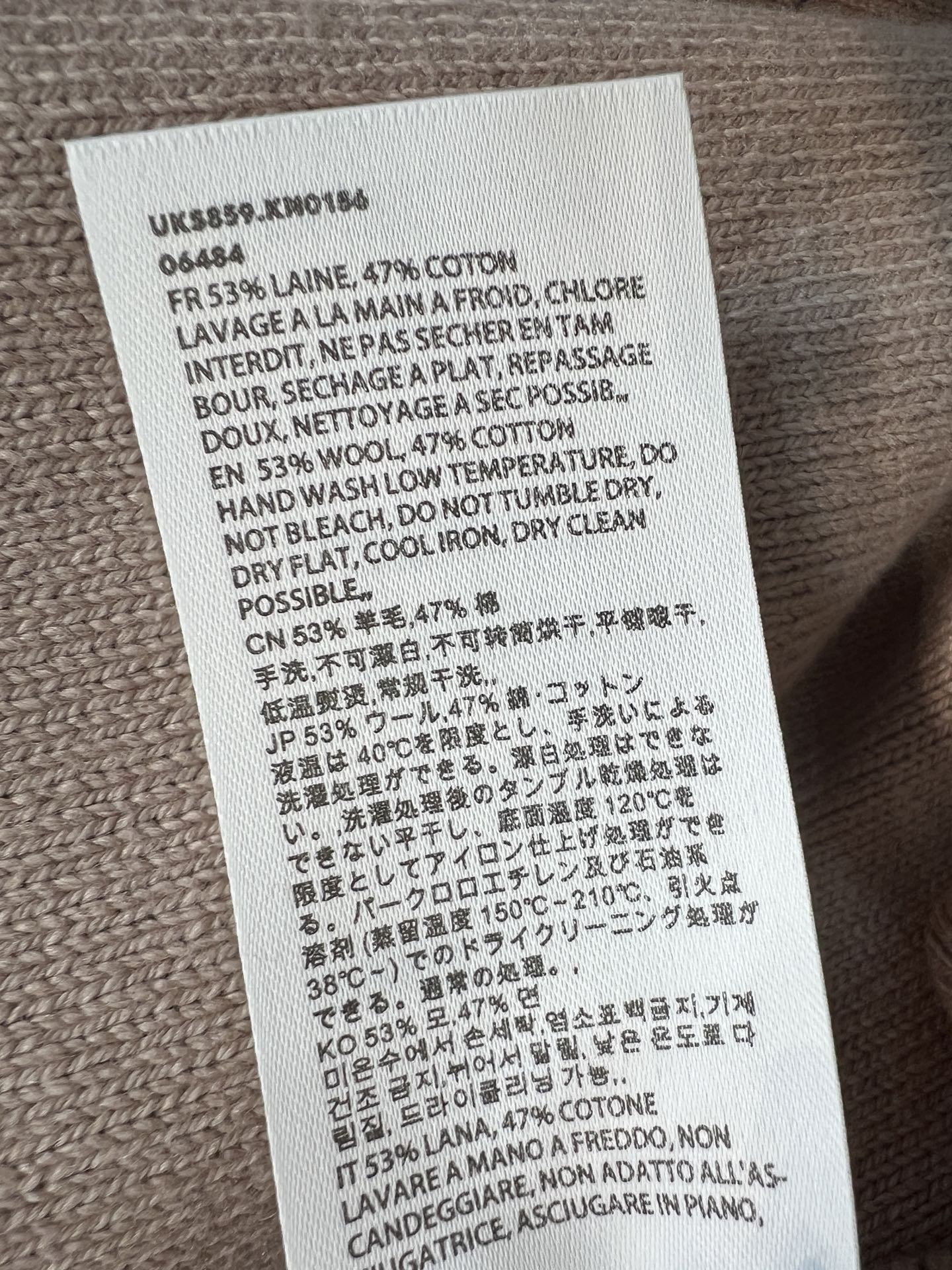 26早秋新款 圆领针织毛衣 绵羊毛混纺面料 含15羊驼毛 柔软亲肤 胸前爱心字母提花简约吸睛 经典圆领+罗纹收口 贴合颈