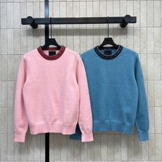 26早秋新款 复古纹针织毛衣 棉质混纺面料含56羊毛 领口撞色回纹提花设计 经典纹样自带复古格调 利落罗纹收边 版型宽松 26早秋新款 复古纹针织毛衣 棉质混纺面料含56羊毛 领口撞色回纹提花设计 经典纹样自带复古格调 利落罗纹收边 版型宽松