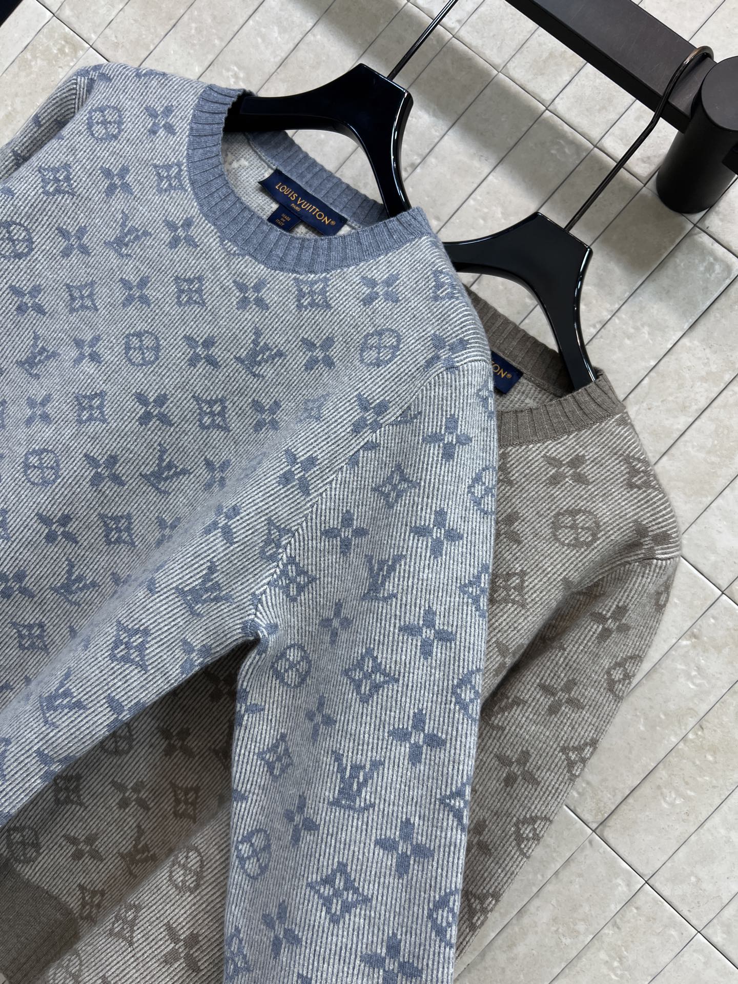 L家 26早秋新款 老花圆领针织上衣 采用绵羊毛针织质感软糯 经典提花低调又有辨识度 圆领搭配罗纹收边 袖口与下摆撞色设