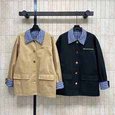 MIU家 26早秋新款 撞色格纹外套 棉质面料挺括优质 格纹内里撞色 别致小细节 复古金色纽扣搭配大口袋设计 实用又有质 MIU家 26早秋新款 撞色格纹外套 棉质面料挺括优质 格纹内里撞色 别致小细节 复古金色纽扣搭配大口袋设计 实用又有质