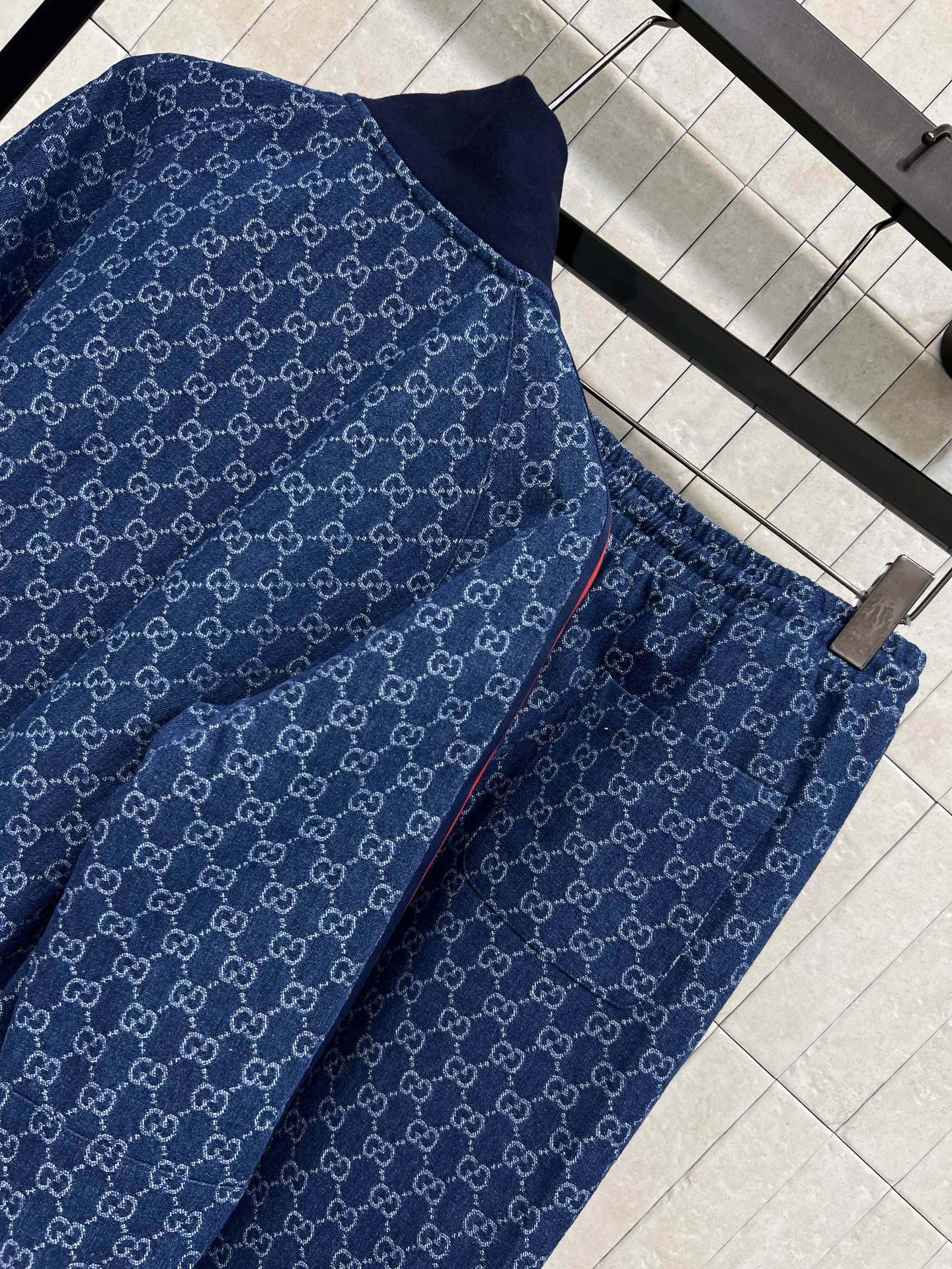 G家 26早秋新款 GG提花牛仔套装 立领外套+高腰长裤 牛仔棉面料 侧边撞色织带点缀 复古感拉满 外套宽松落肩 裤装松