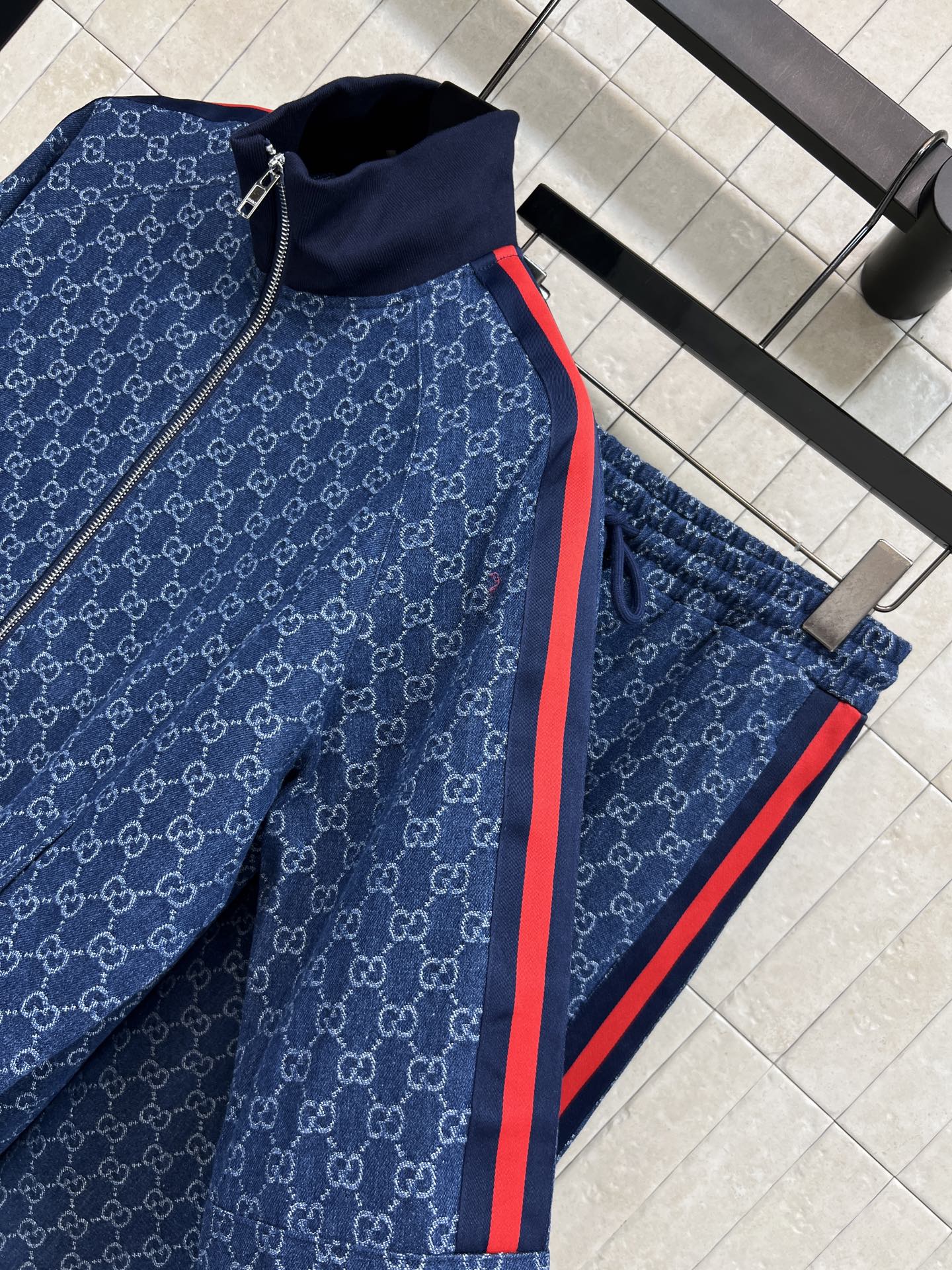 G家 26早秋新款 GG提花牛仔套装 立领外套+高腰长裤 牛仔棉面料 侧边撞色织带点缀 复古感拉满 外套宽松落肩 裤装松