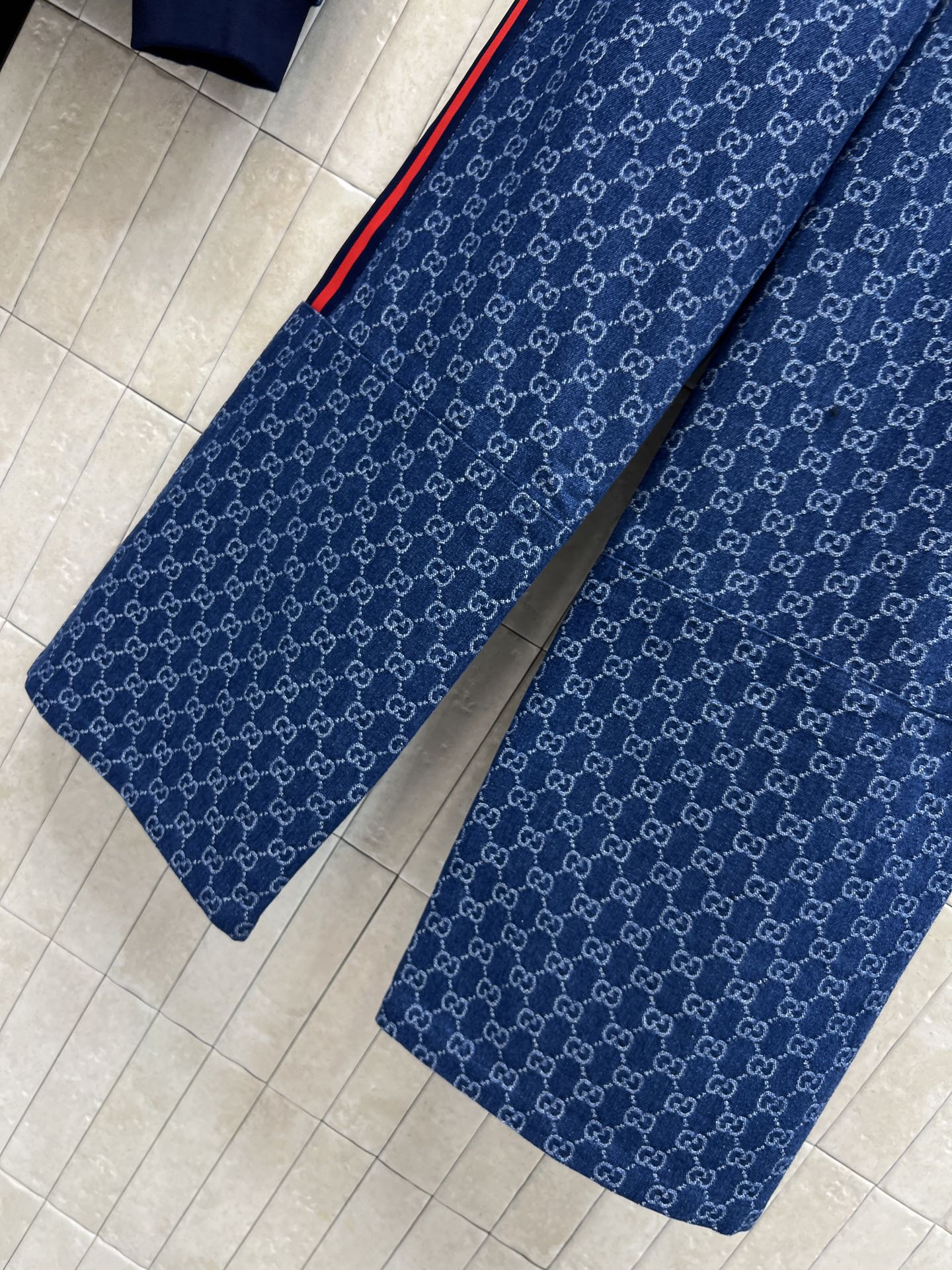 G家 26早秋新款 GG提花牛仔套装 立领外套+高腰长裤 牛仔棉面料 侧边撞色织带点缀 复古感拉满 外套宽松落肩 裤装松