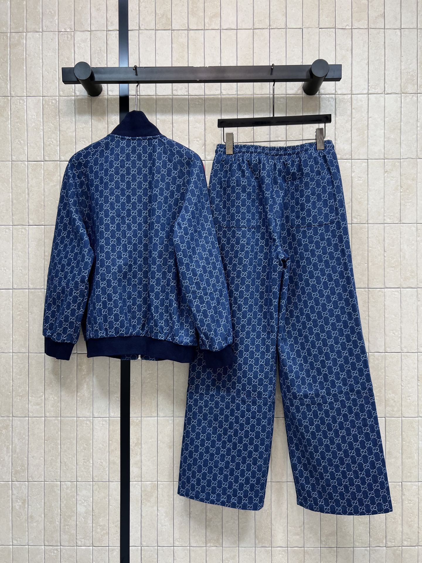 G家 26早秋新款 GG提花牛仔套装 立领外套+高腰长裤 牛仔棉面料 侧边撞色织带点缀 复古感拉满 外套宽松落肩 裤装松
