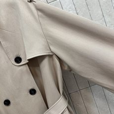 BC家 26早秋新款 卡其长款风衣外套 面料垂坠挺括不易皱 经典翻领双排扣长款自带优雅气质 配套腰带可收束腰线 肩章与袖 BC家 26早秋新款 卡其长款风衣外套 面料垂坠挺括不易皱 经典翻领双排扣长款自带优雅气质 配套腰带可收束腰线 肩章与袖