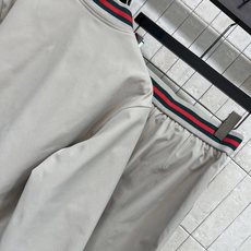 G家 26早秋新款 撞色条纹休闲套装 圆领拉链外套+高腰长裤 经典红绿织带点缀领口 袖口与下摆 复古辨识度拉满 裤身刺绣 G家 26早秋新款 撞色条纹休闲套装 圆领拉链外套+高腰长裤 经典红绿织带点缀领口 袖口与下摆 复古辨识度拉满 裤身刺绣