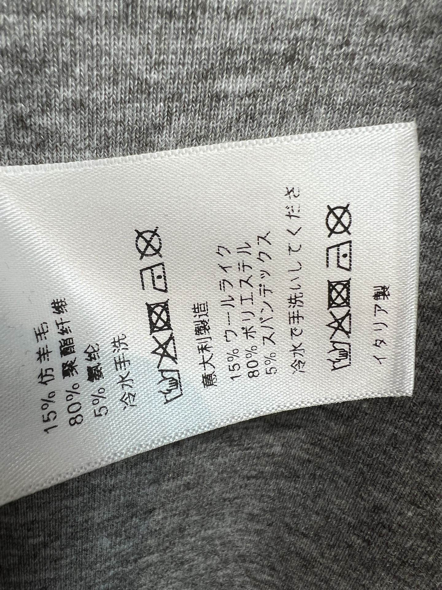 LW家 26早秋新款 V领口袋长袖上衣  面料柔软亲肤 利落V领修饰颈部线条 胸口贴袋搭配精致logo 细节感满满 合身