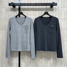 LW家 26早秋新款 V领口袋长袖上衣 面料柔软亲肤 利落V领修饰颈部线条 胸口贴袋搭配精致logo 细节感满满 合身 LW家 26早秋新款 V领口袋长袖上衣 面料柔软亲肤 利落V领修饰颈部线条 胸口贴袋搭配精致logo 细节感满满 合身
