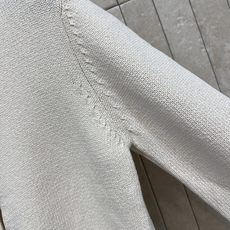 26早秋新款 米色圆领针织开衫 复古琥珀色纽扣点缀 精致又耐看 针织面料肌理细腻 利落短款剪裁 轻松拉高腰线 罗纹收口袖 26早秋新款 米色圆领针织开衫 复古琥珀色纽扣点缀 精致又耐看 针织面料肌理细腻 利落短款剪裁 轻松拉高腰线 罗纹收口袖