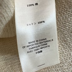 26早秋新款 米色圆领针织开衫 复古琥珀色纽扣点缀 精致又耐看 针织面料肌理细腻 利落短款剪裁 轻松拉高腰线 罗纹收口袖 26早秋新款 米色圆领针织开衫 复古琥珀色纽扣点缀 精致又耐看 针织面料肌理细腻 利落短款剪裁 轻松拉高腰线 罗纹收口袖