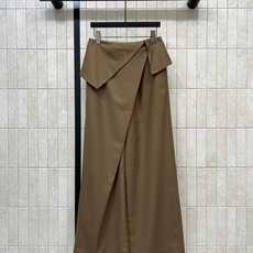 LW家 26早秋新款 不规则高腰阔腿裤 假两件腰头自带层次 假围裹裤裙造型别致吸睛 巧妙修饰胯部线条 面料垂感在线 不易 LW家 26早秋新款 不规则高腰阔腿裤 假两件腰头自带层次 假围裹裤裙造型别致吸睛 巧妙修饰胯部线条 面料垂感在线 不易