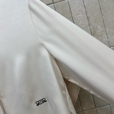 LW家 26早秋新款 披肩翻领长袖衬衫 面料顺滑自带柔和光泽垂坠质感 自带一体式披肩斗篷造型 后背层次氛围感拉满 翻领搭 LW家 26早秋新款 披肩翻领长袖衬衫 面料顺滑自带柔和光泽垂坠质感 自带一体式披肩斗篷造型 后背层次氛围感拉满 翻领搭