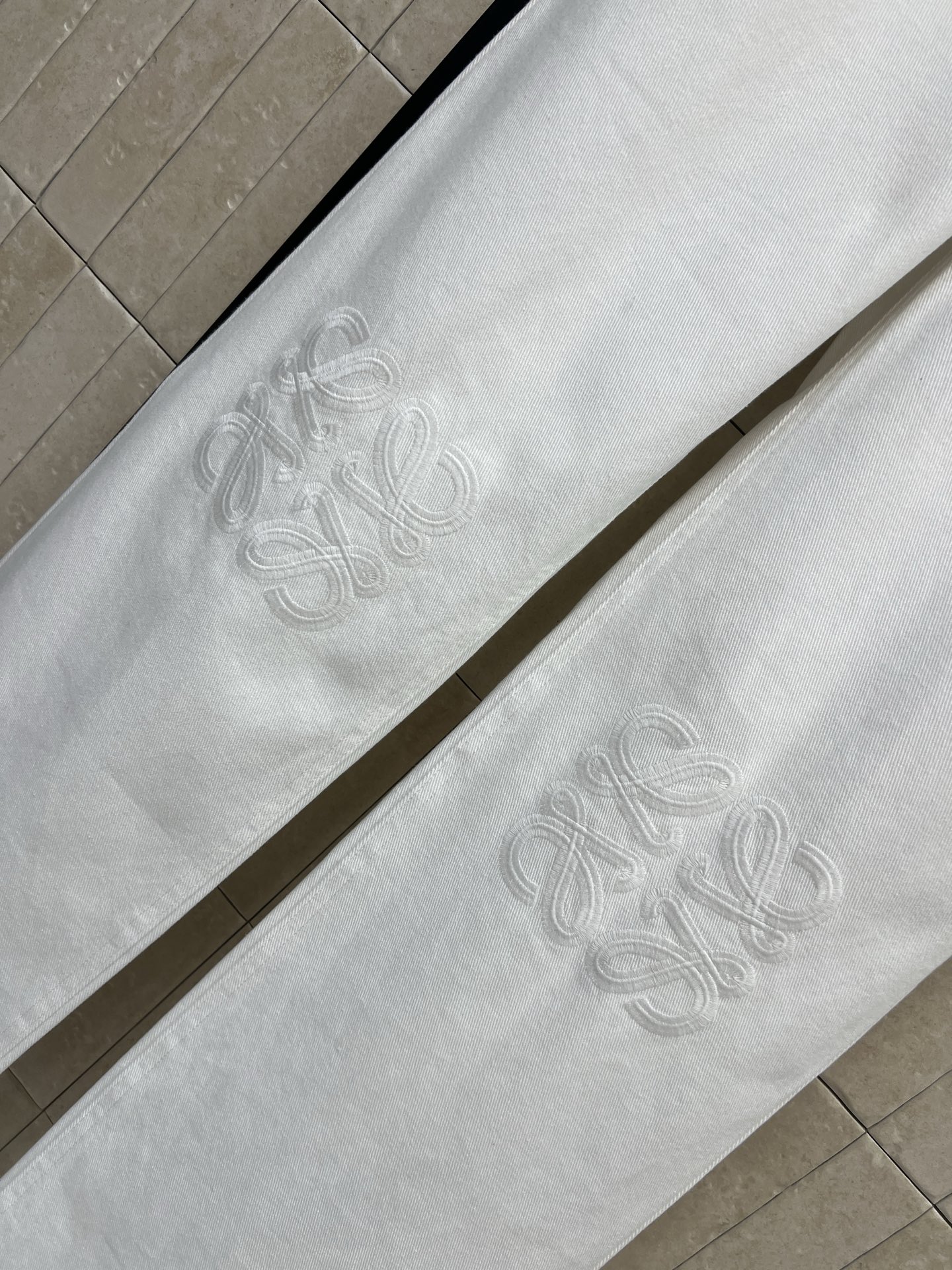 LW家 26早秋新款 白色高腰直筒长裤 白色牛仔绵面料 高腰直筒阔腿版型 轻松拉长腿部线条 膝盖处立体logo刺绣 低调