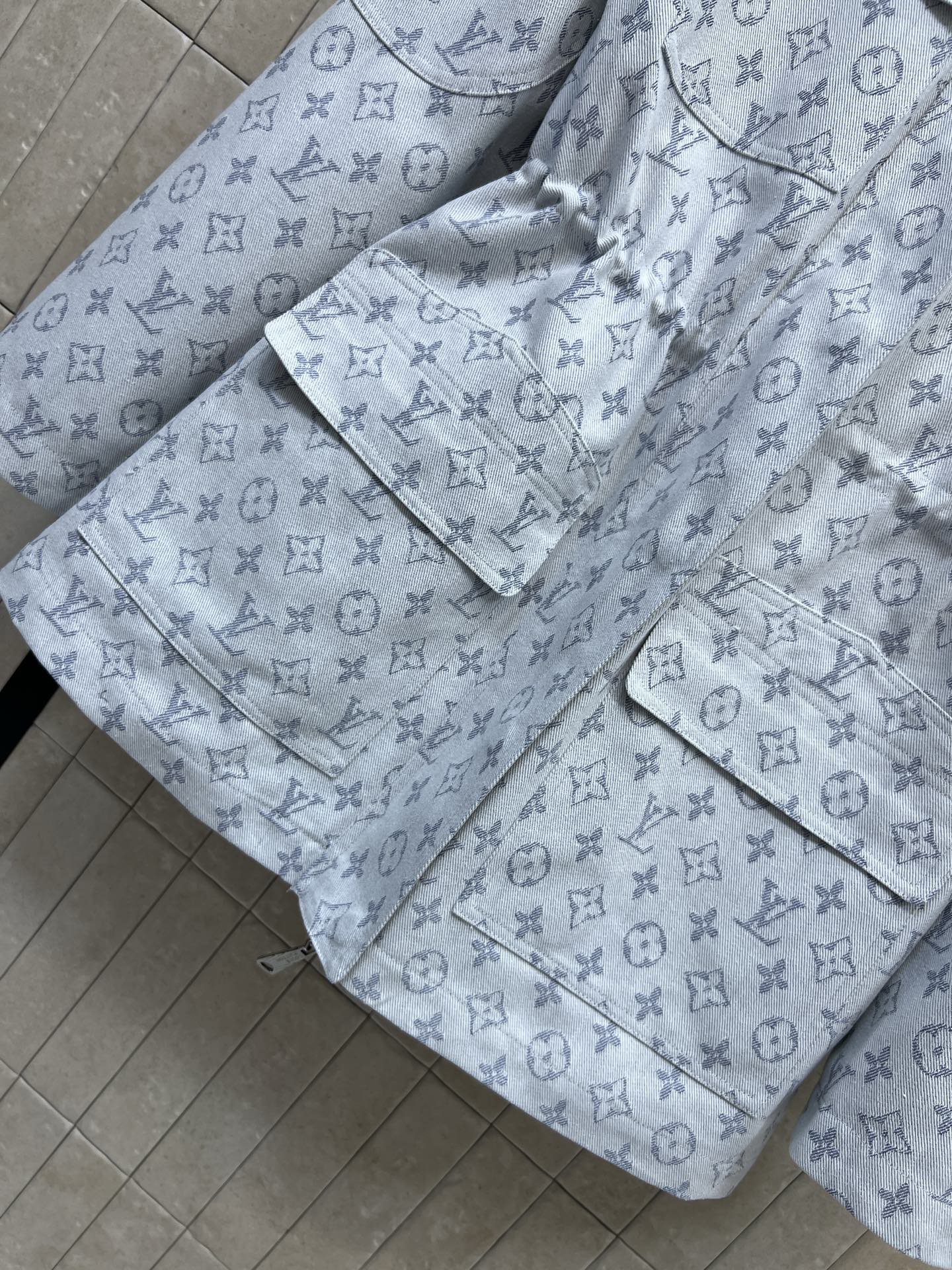 L家 26早秋新款 老花收腰牛仔外套 老花满印自带辨识度 立领设计 腰间抽绳可自由调节 轻松收束腰线 多口袋工装设计 实
