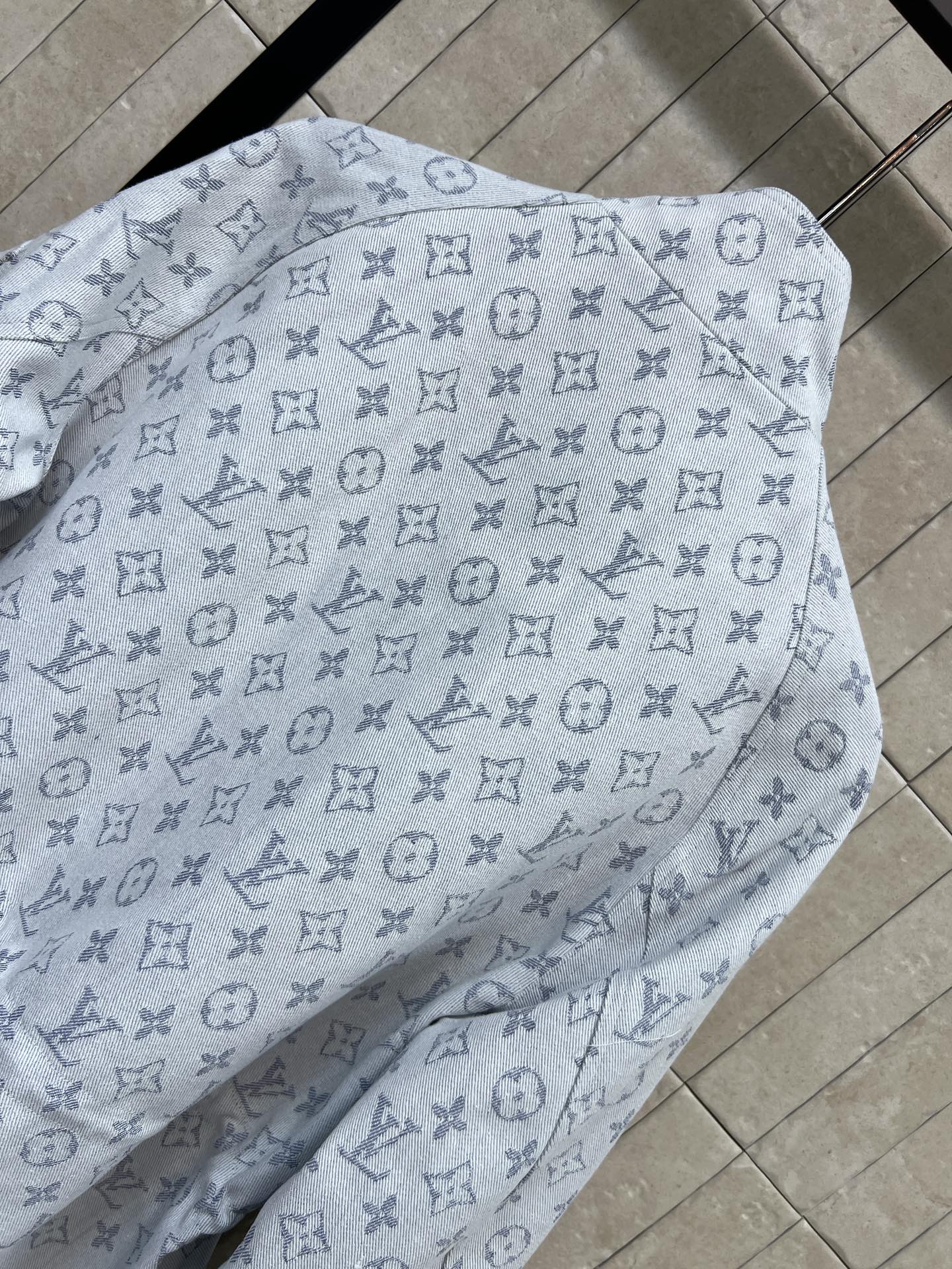 L家 26早秋新款 老花收腰牛仔外套 老花满印自带辨识度 立领设计 腰间抽绳可自由调节 轻松收束腰线 多口袋工装设计 实