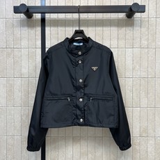 PD家 26早秋新款 黑色立领短款夹克 轻薄顺滑面料 自带挺括质感 利落立领版型 短款剪裁拉高腰线 金属排扣+拉链开合 PD家 26早秋新款 黑色立领短款夹克 轻薄顺滑面料 自带挺括质感 利落立领版型 短款剪裁拉高腰线 金属排扣+拉链开合