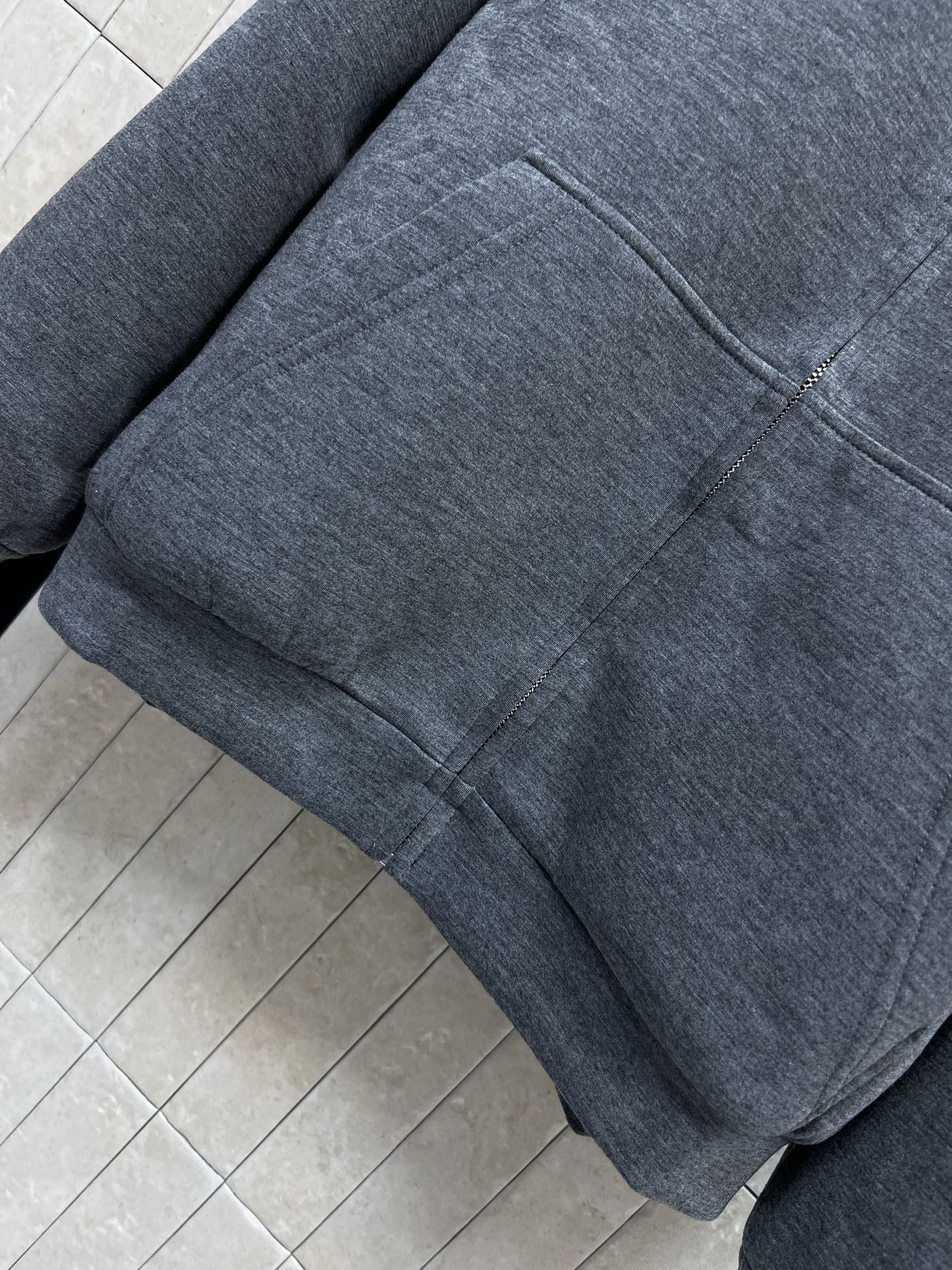 PD家 26早秋新款 双面穿连帽外套 一面简约灰色卫衣质感 柔软亲肤 胸前经典三角标低调大气 另一面满印三角提花尼龙面料