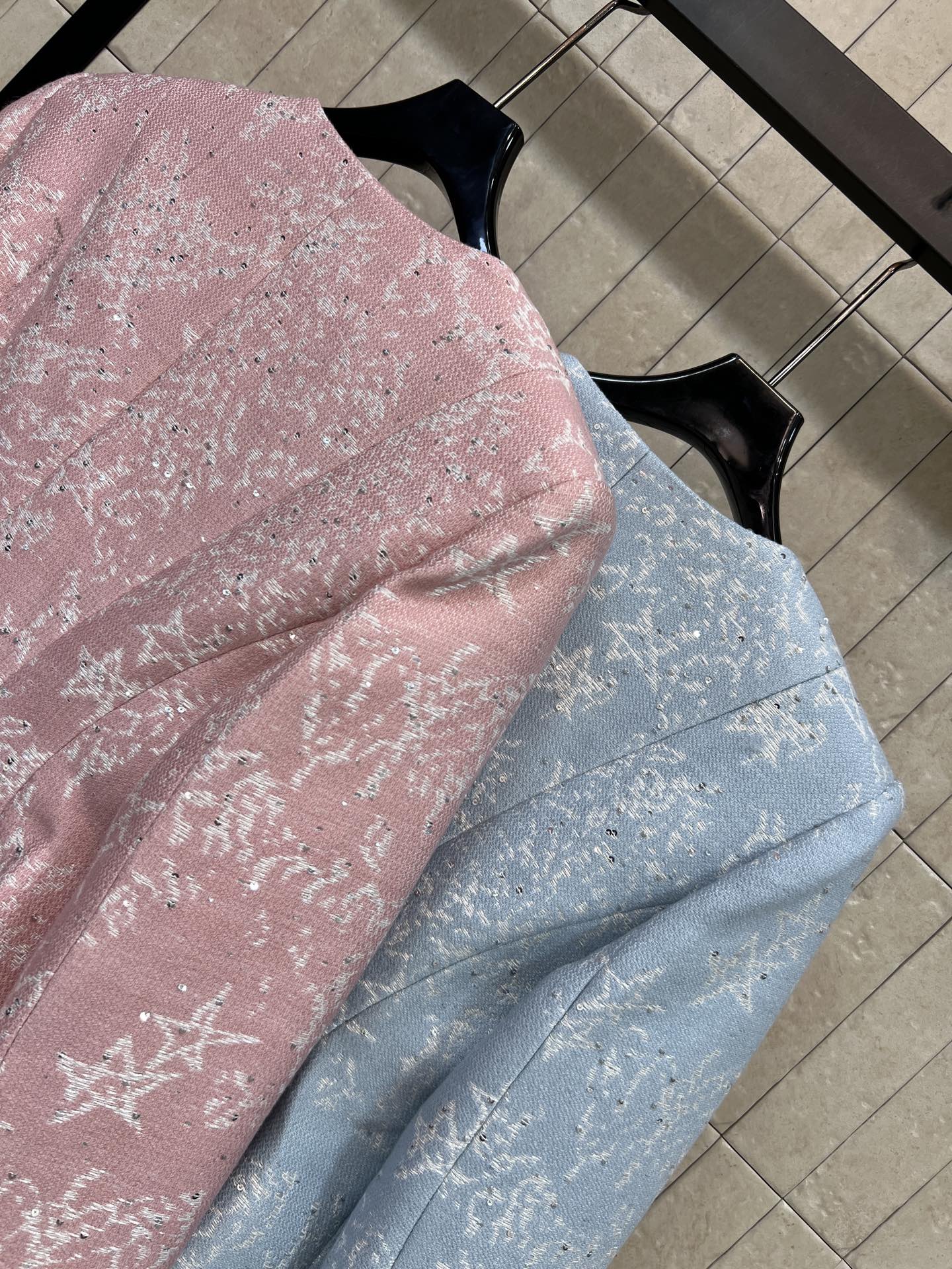 D家 26早秋新款 印花收腰小香风短外套 圆领简约利落 精致珍珠纽扣点缀衣身 面料带着细碎闪片 浪漫氛围感拉满 收腰鱼尾