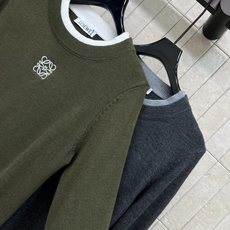 LW家 26早秋新款 假两件圆领针织衫 氛围感假两件设计 领口 下摆与袖口撞色拼接 层次感轻松拉满 细腻软糯羊毛针织面料 LW家 26早秋新款 假两件圆领针织衫 氛围感假两件设计 领口 下摆与袖口撞色拼接 层次感轻松拉满 细腻软糯羊毛针织面料