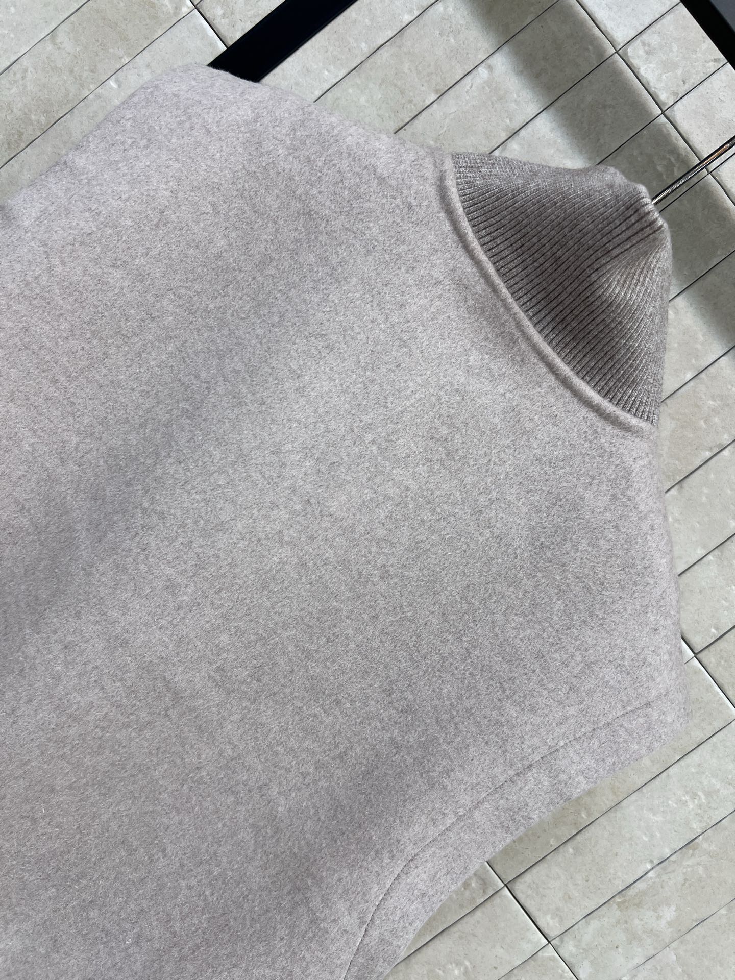 H家 26秋冬新款 立领马甲外套 燕麦浅灰山羊绒羊毛面料 质感高级 高立领搭配双向金属拉链 防风利落 口袋采用撞色包边设