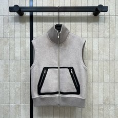 H家 26秋冬新款 立领马甲外套 燕麦浅灰山羊绒羊毛面料 质感高级 高立领搭配双向金属拉链 防风利落 口袋采用撞色包边设 H家 26秋冬新款 立领马甲外套 燕麦浅灰山羊绒羊毛面料 质感高级 高立领搭配双向金属拉链 防风利落 口袋采用撞色包边设
