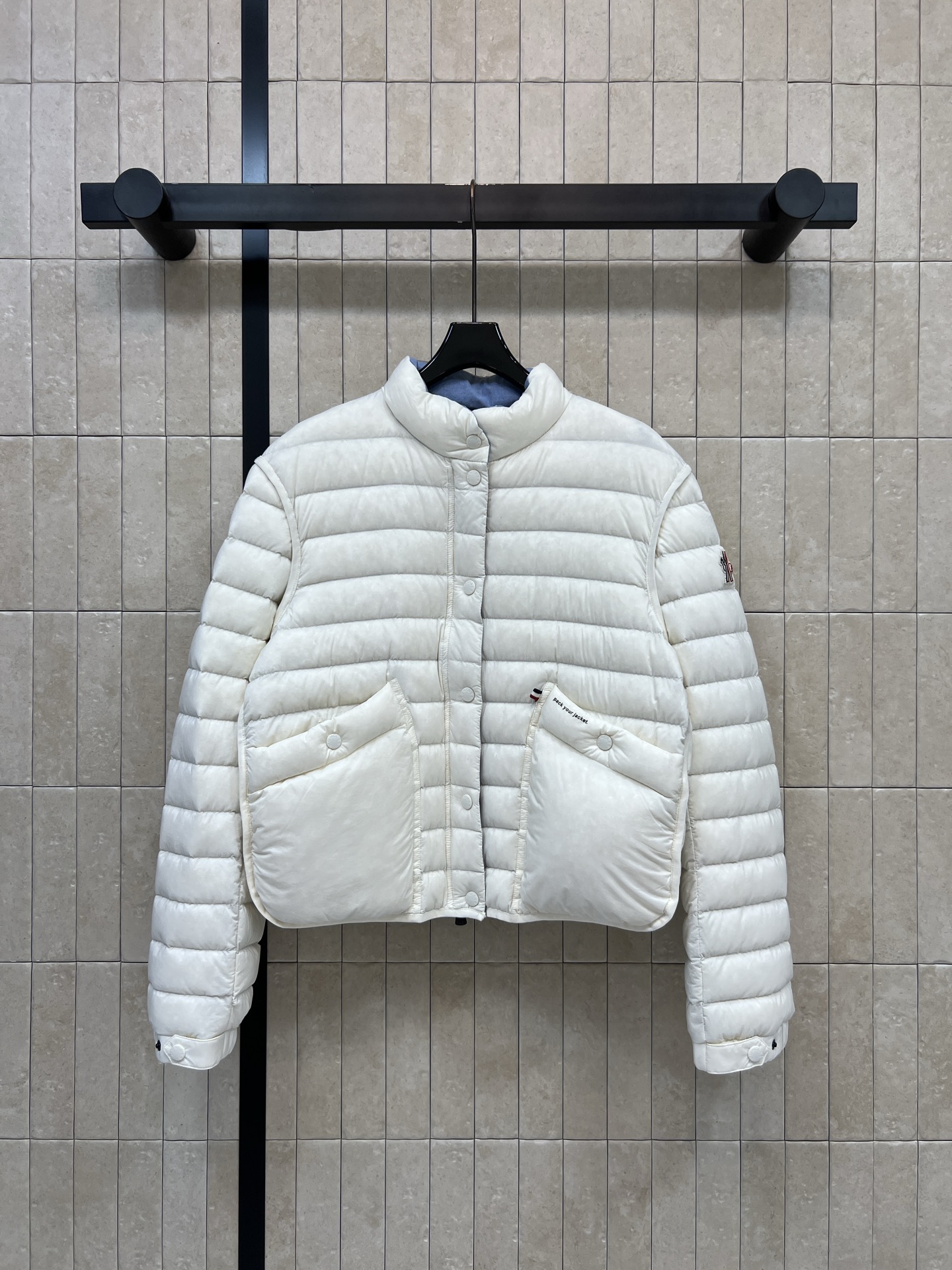 MO家 26秋冬新款 短款立领轻薄羽绒服 立领版型利落防风 90鹅绒填充 羽绒蓬松轻盈 上身不臃肿 袖子精致徽章刺绣 口