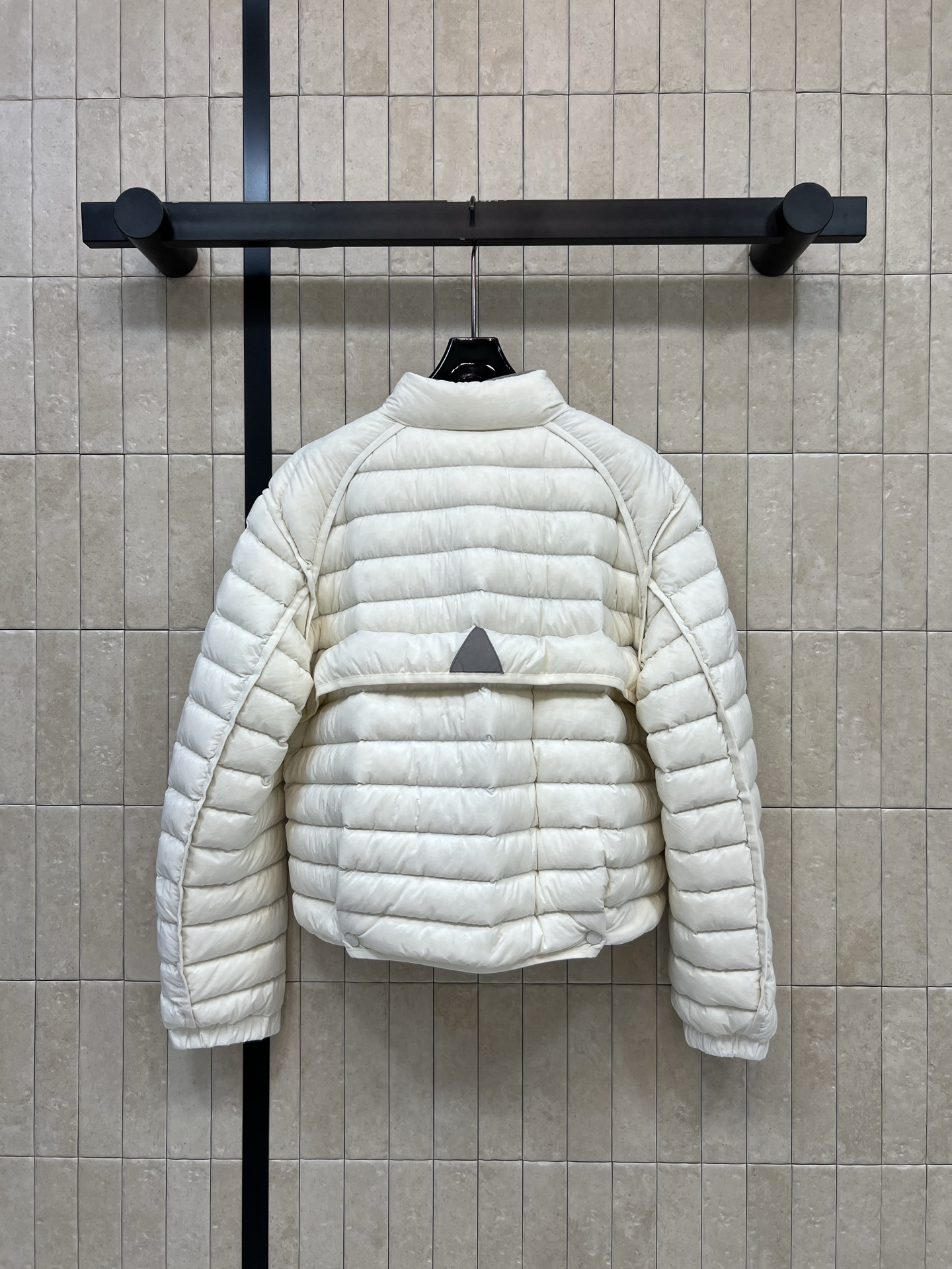 MO家 26秋冬新款 短款立领轻薄羽绒服 立领版型利落防风 90鹅绒填充 羽绒蓬松轻盈 上身不臃肿 袖子精致徽章刺绣 口