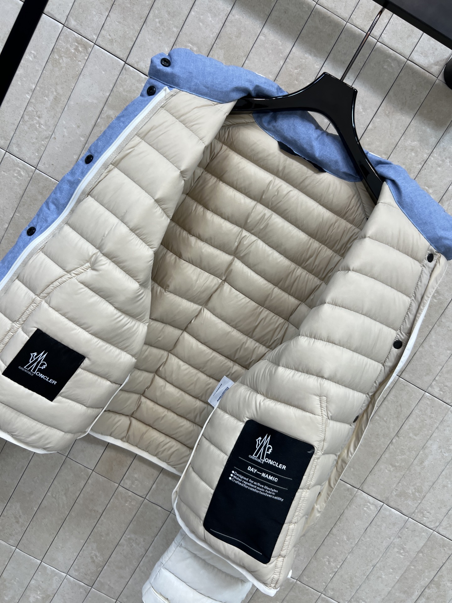 MO家 26秋冬新款 短款立领轻薄羽绒服 立领版型利落防风 90鹅绒填充 羽绒蓬松轻盈 上身不臃肿 袖子精致徽章刺绣 口