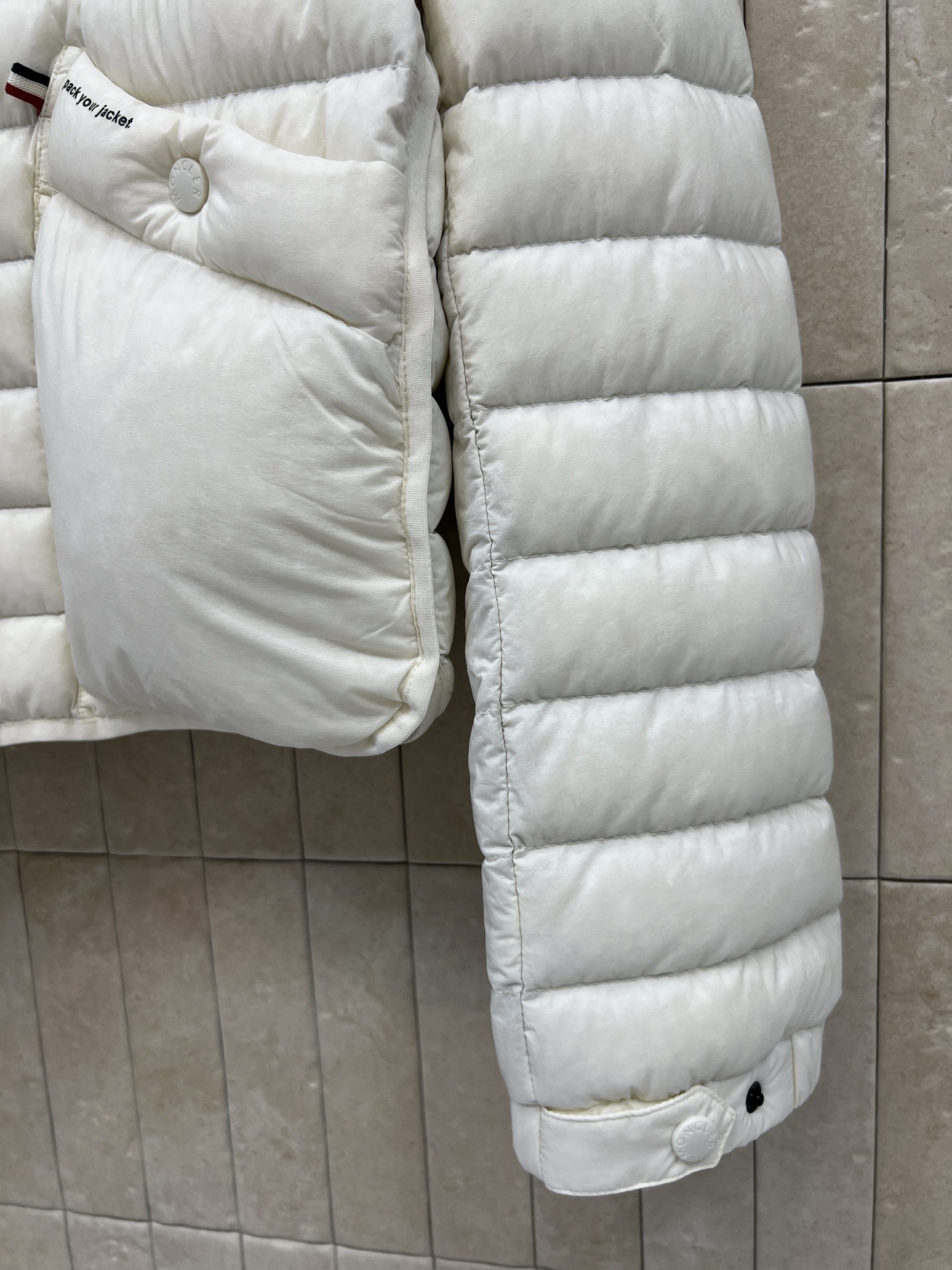 MO家 26秋冬新款 短款立领轻薄羽绒服 立领版型利落防风 90鹅绒填充 羽绒蓬松轻盈 上身不臃肿 袖子精致徽章刺绣 口