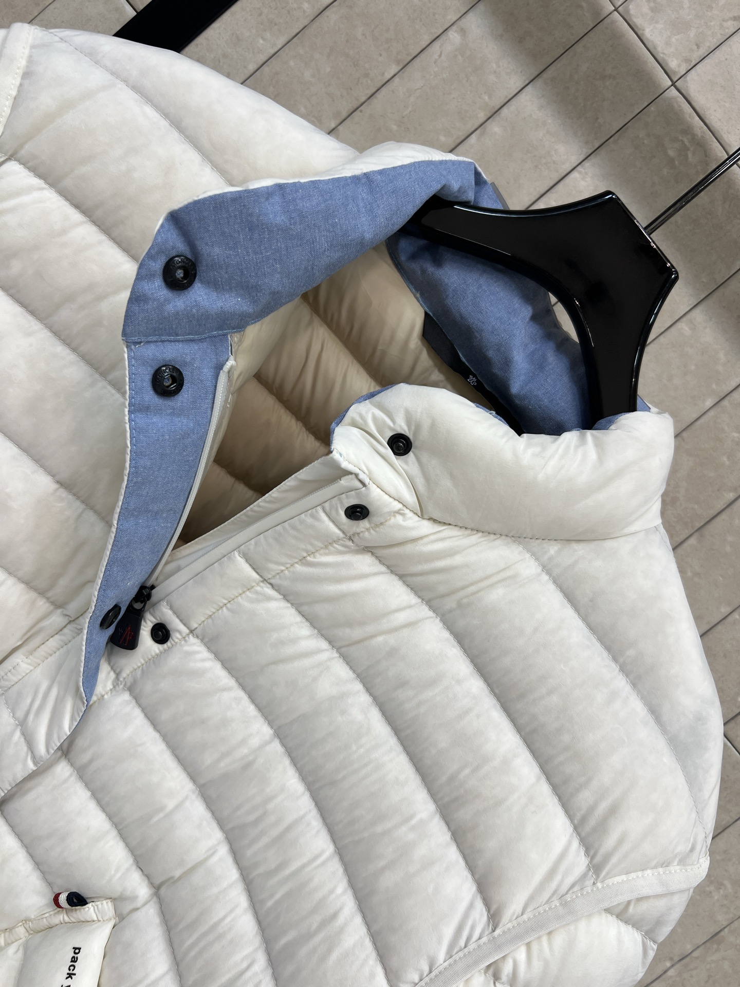 MO家 26秋冬新款 短款立领轻薄羽绒服 立领版型利落防风 90鹅绒填充 羽绒蓬松轻盈 上身不臃肿 袖子精致徽章刺绣 口