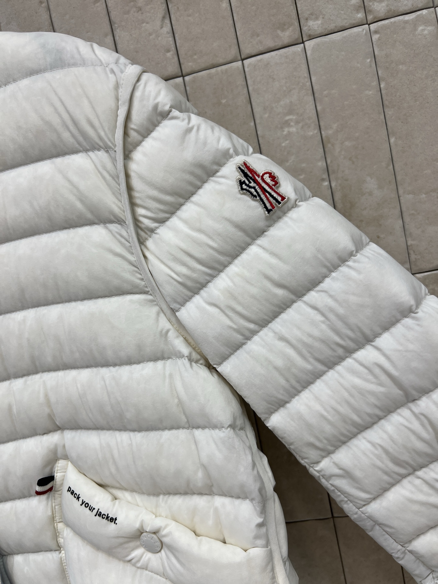 MO家 26秋冬新款 短款立领轻薄羽绒服 立领版型利落防风 90鹅绒填充 羽绒蓬松轻盈 上身不臃肿 袖子精致徽章刺绣 口
