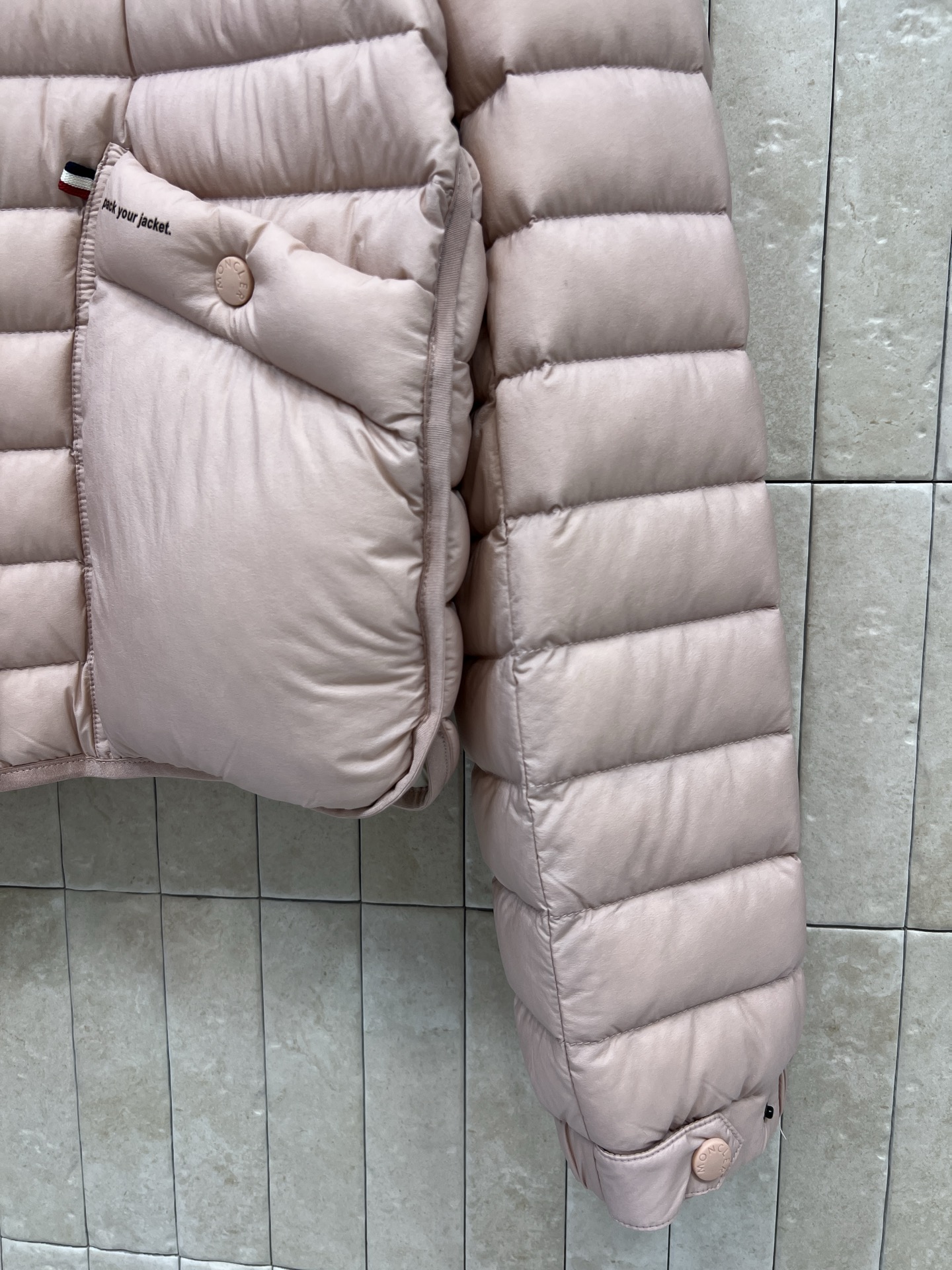 MO家 26秋冬新款 短款立领轻薄羽绒服 立领版型利落防风 90鹅绒填充 羽绒蓬松轻盈 上身不臃肿 袖子精致徽章刺绣 口