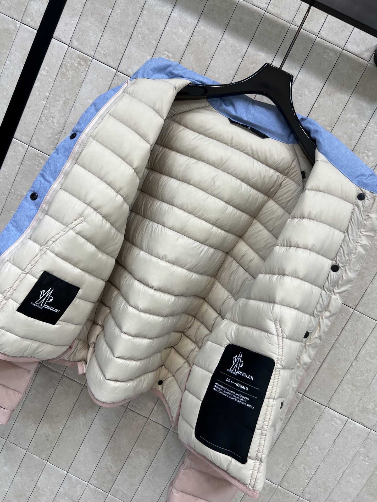 MO家 26秋冬新款 短款立领轻薄羽绒服 立领版型利落防风 90鹅绒填充 羽绒蓬松轻盈 上身不臃肿 袖子精致徽章刺绣 口