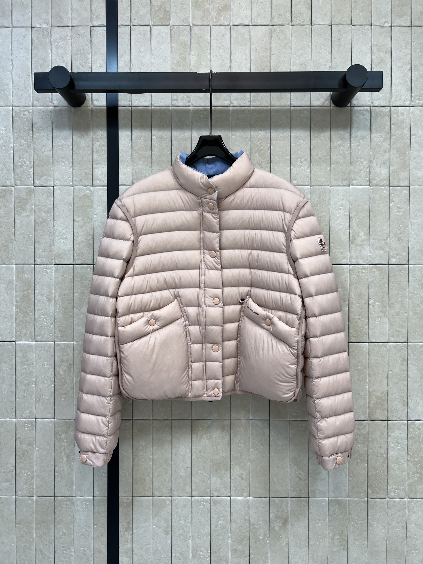 MO家 26秋冬新款 短款立领轻薄羽绒服 立领版型利落防风 90鹅绒填充 羽绒蓬松轻盈 上身不臃肿 袖子精致徽章刺绣 口