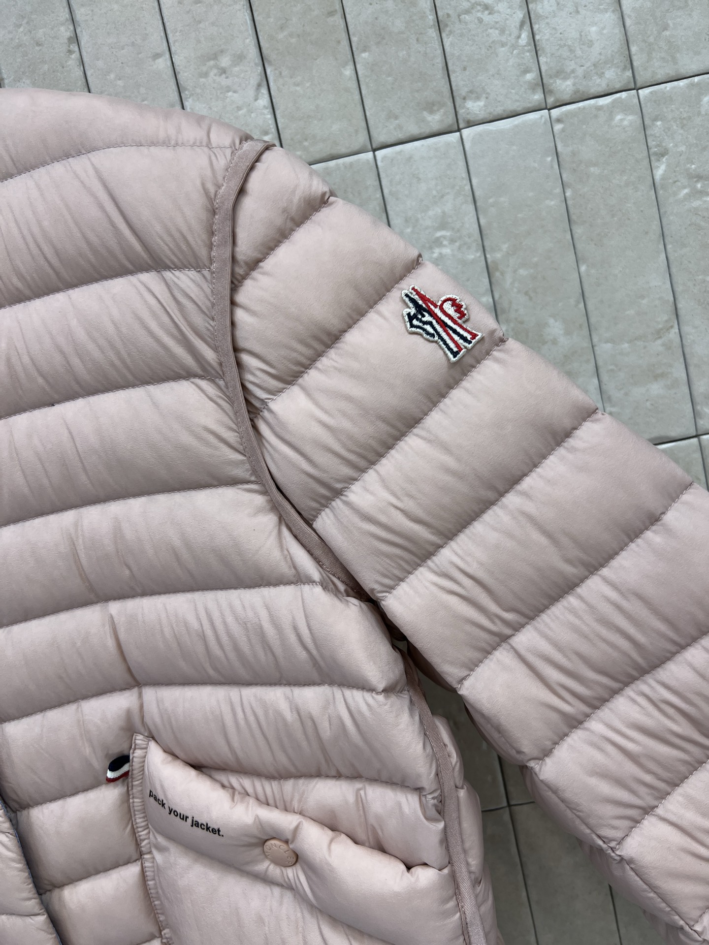 MO家 26秋冬新款 短款立领轻薄羽绒服 立领版型利落防风 90鹅绒填充 羽绒蓬松轻盈 上身不臃肿 袖子精致徽章刺绣 口