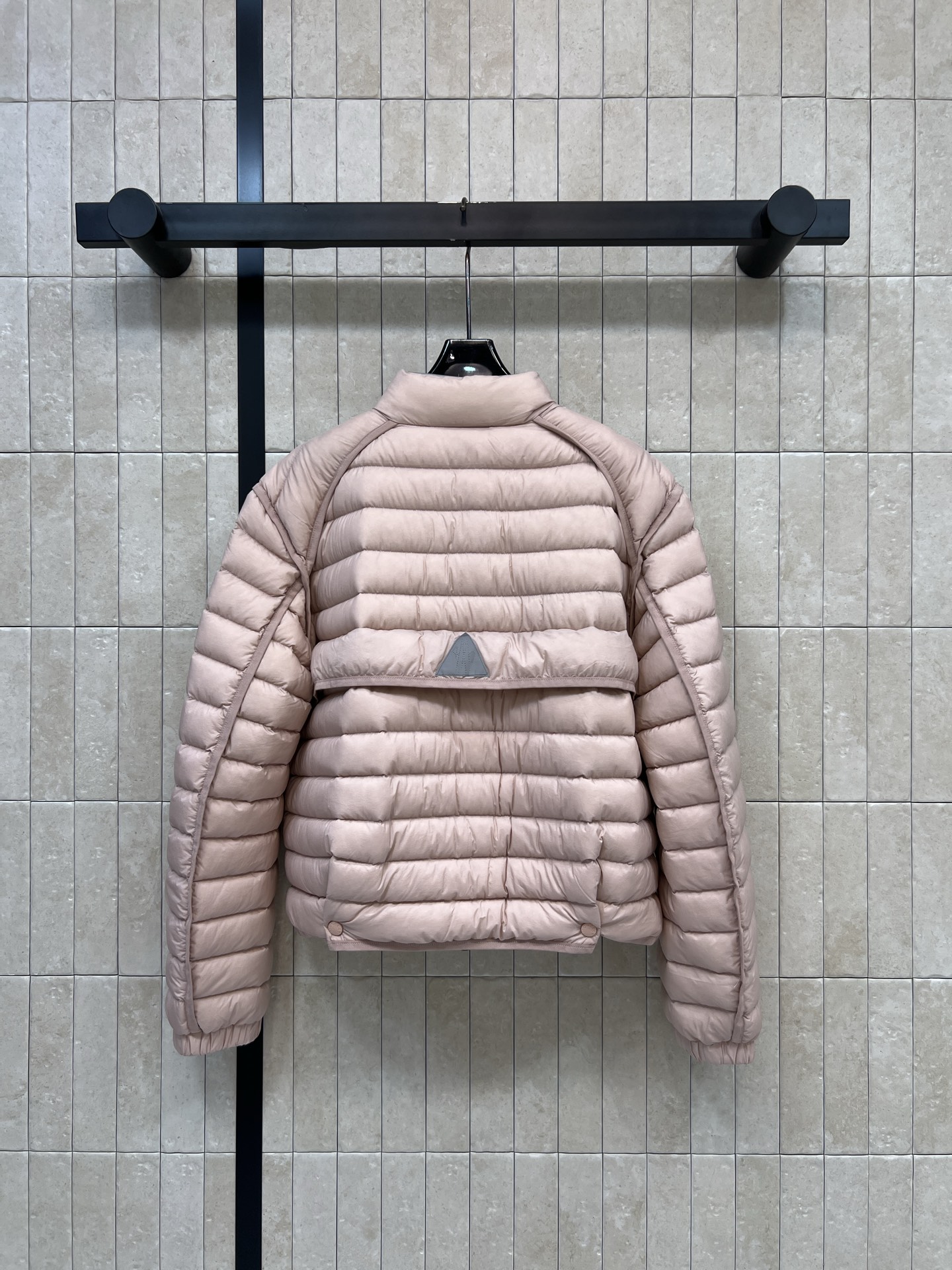 MO家 26秋冬新款 短款立领轻薄羽绒服 立领版型利落防风 90鹅绒填充 羽绒蓬松轻盈 上身不臃肿 袖子精致徽章刺绣 口