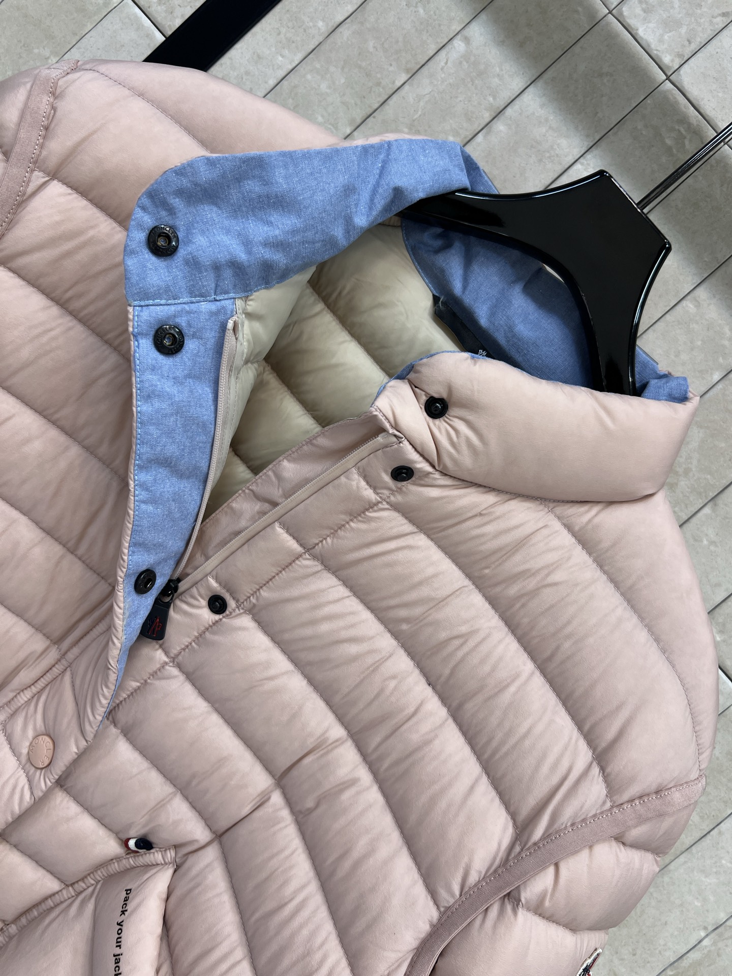 MO家 26秋冬新款 短款立领轻薄羽绒服 立领版型利落防风 90鹅绒填充 羽绒蓬松轻盈 上身不臃肿 袖子精致徽章刺绣 口