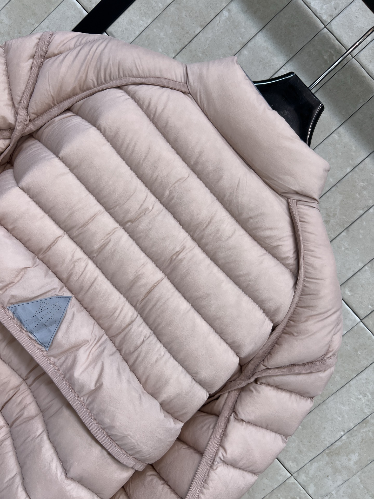 MO家 26秋冬新款 短款立领轻薄羽绒服 立领版型利落防风 90鹅绒填充 羽绒蓬松轻盈 上身不臃肿 袖子精致徽章刺绣 口